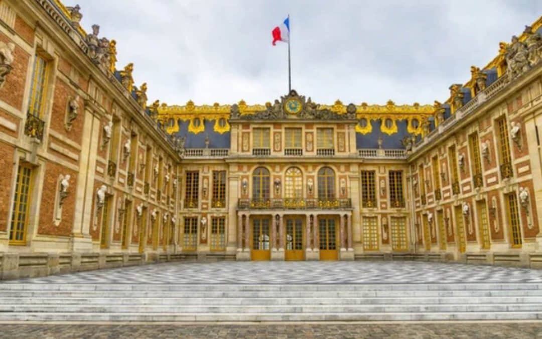 Pourquoi Louis XIV a fait construire le château de Versailles ?