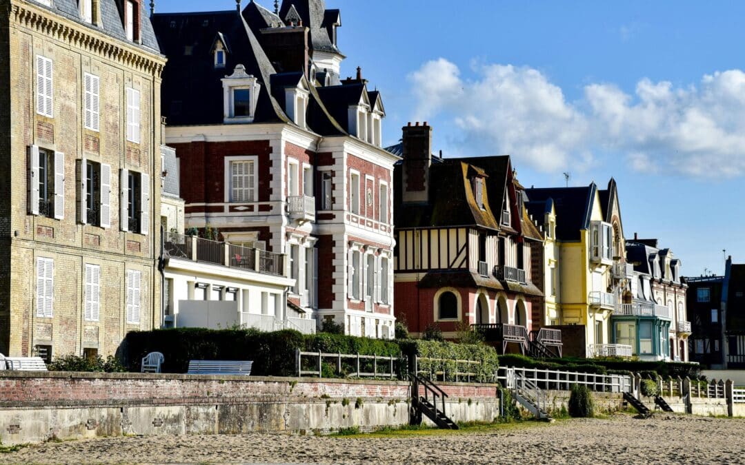 Les tendances du marché immobilier en Normandie : fluctuations des prix, types de biens et prévisions saisonnières