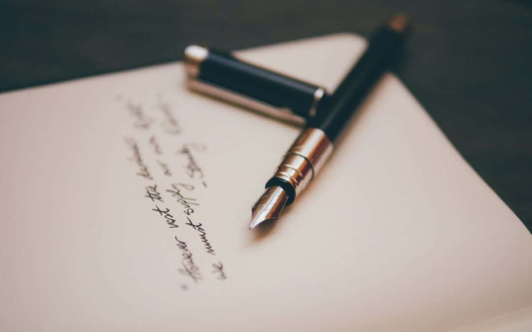 Comment l&rsquo;art d&rsquo;écrire des lettres à la plume revient-il comme un luxe intime et personnel ?