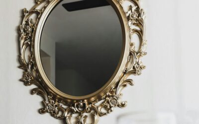 Quels rôles jouent les miroirs d’époque dans la mise en valeur d’un espace ?