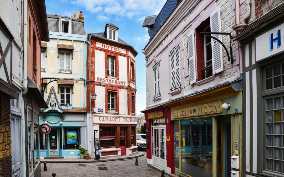 Étretat : peut-on vivre un week-end royal entre élégance et nature grandiose ?
