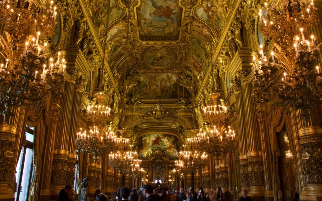L’éclairage de luxe : lustres et appliques pour une ambiance royale