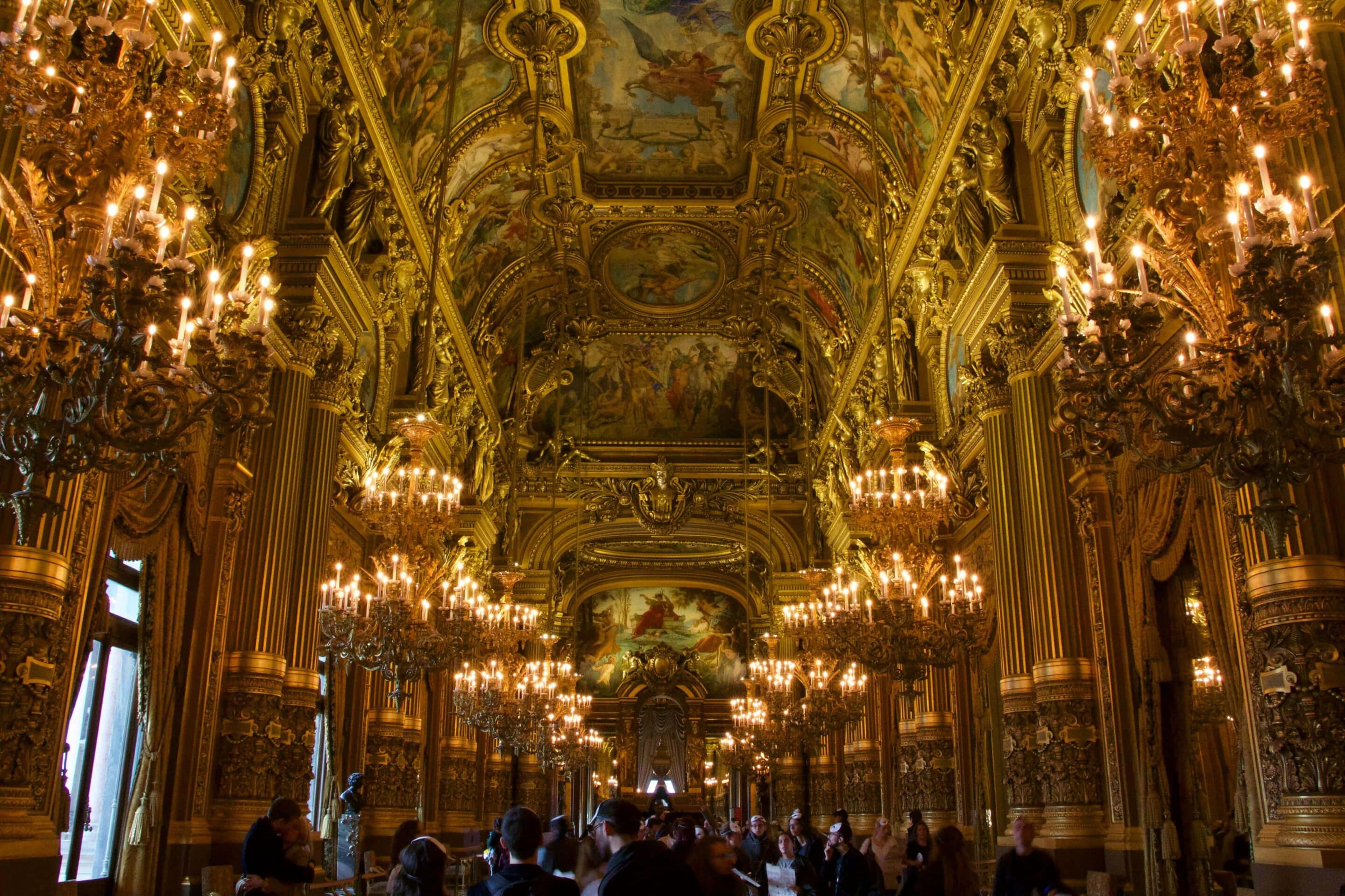L’éclairage de luxe : lustres et appliques pour une ambiance royale