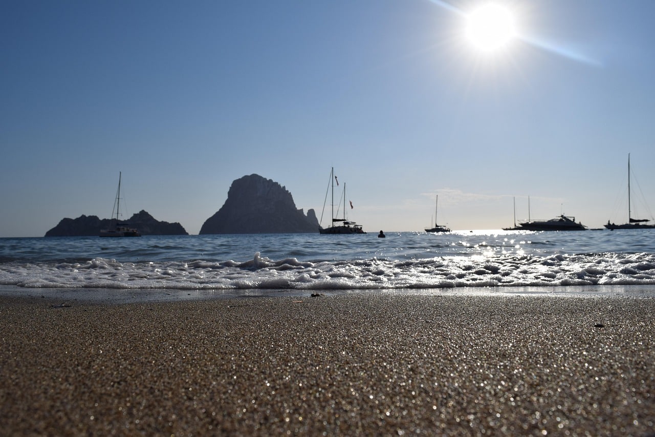 Où profiter des plus belles plages et clubs privés d&rsquo;Ibiza