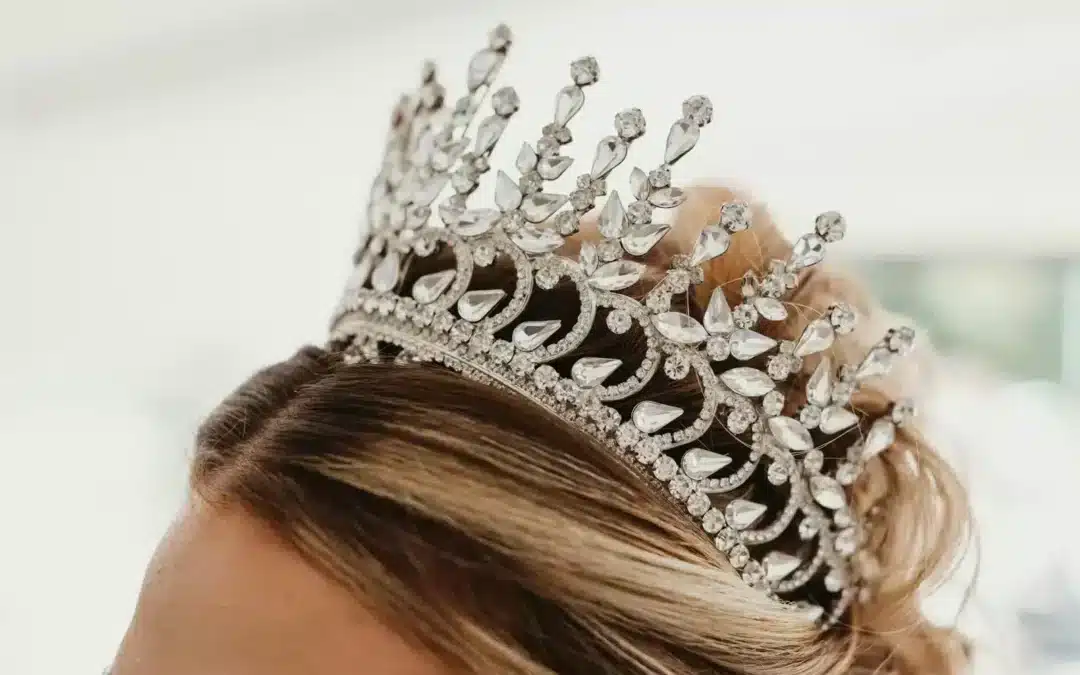 L’évolution des bijoux de tête : diadèmes, couronnes et bandeaux réinventés